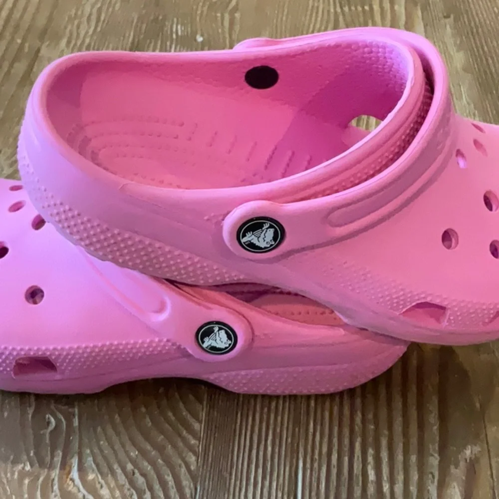 CROCS Kids Classic Clog in Bright Pink